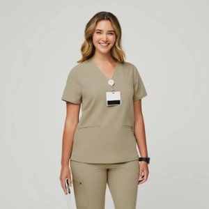 FIGS - Women's Sandstone Casma™ - Three-Pocket Scrub Top - S / Sandstone